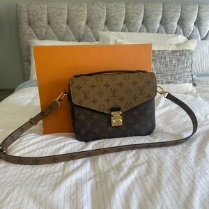 AUTHENTIC Louis Vuitton Pochette Metis Monogram Reverse